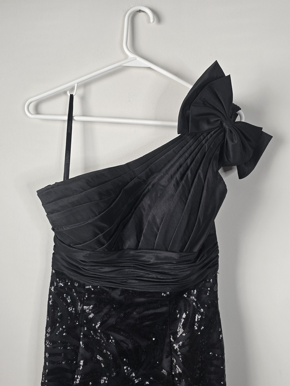 Tony Bowls La Gala Black Sequin Pleated One Shoulder Formal Gown 4 Mermaid Hem - Picture 6 of 16